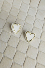 Cercei albi in forma de inima cu detaliu auriu
