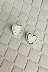Cercei albi in forma de inima cu detaliu auriu